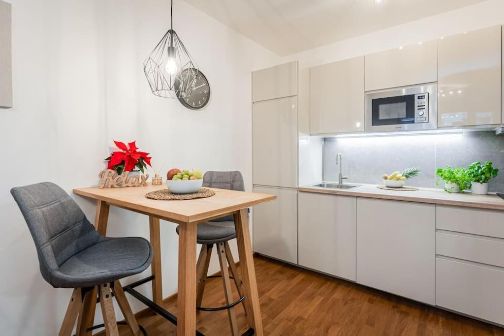 Enjoy Garden & Grill & Free Parking & Aquapark Appartamento Praga